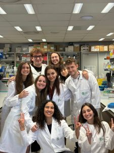 Maria Eduarda with her lab colleagues